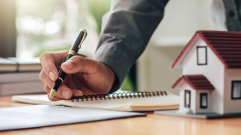 Assurer les opérations administratives liées aux transactions immobilières de vente ou de location