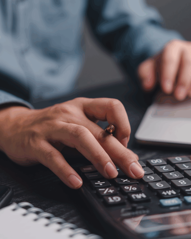 Les nouveautés paie 2025 apportent plusieurs ajustements techniques qui concernent directement les entreprises : CSG sur les apprentis, plafonds de cotisations, fiscalité sur les salaires, etc.